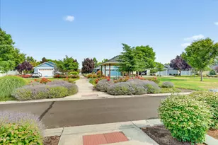 684 Golden Peak Dr, Central Point, OR 97502 - Photo 9
