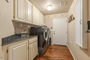 1072 Castlewood Dr, Medford, OR 97504 - Photo 43