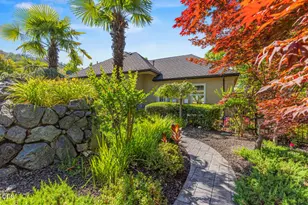1072 Castlewood Dr, Medford, OR 97504 - Photo 3