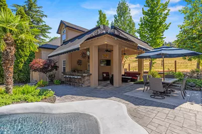 1072 Castlewood Drive, Medford, OR 97504 - Photo 9