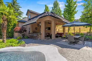 1072 Castlewood Dr, Medford, OR 97504 - Photo 9