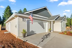 1107 Cascade Dr, Cave Junction, OR 97523 - Photo 5