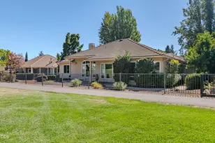 401 Golf View Dr, Medford, OR 97504 - Photo 1