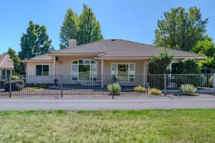 401 Golf View Dr, Medford, OR 97504 - Photo 33