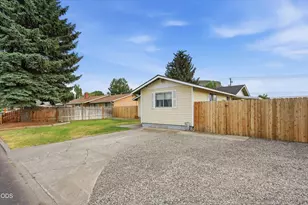 1242 SE 8th St, Prineville, OR 97754 - Photo 3