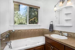 796 SE Briarwood Ct, Bend, OR 97702 - Photo 25