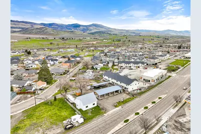 214 N Pacific Highway, Talent, OR 97540 - Photo 17