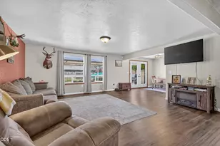 1401 Andrew Dr, Medford, OR 97501 - Photo 5