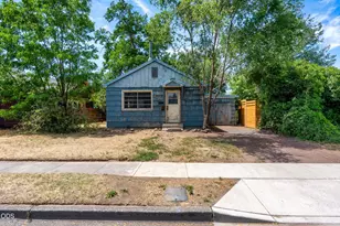 237 SW 9th St, Redmond, OR 97756 - Photo 1