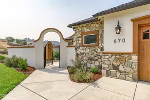 670 Forest Ridge Dr, Medford, OR 97504 - Photo 3