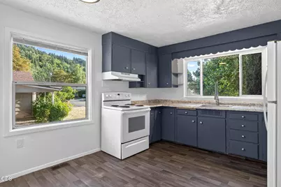 631 W Union Street, Roseburg, OR 97471 - Photo 3