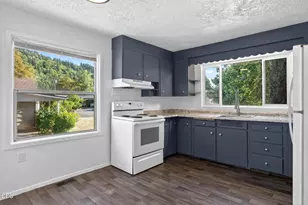 631 W Union St, Roseburg, OR 97471 - Photo 3