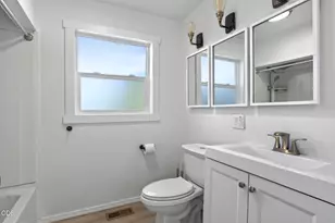 631 W Union St, Roseburg, OR 97471 - Photo 9