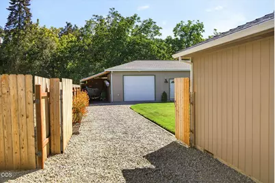 848 Forest Glen Drive, Central Point, OR 97502 - Photo 35