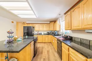 209 N W Stone Fly Ct, Grants Pass, OR 97526 - Photo 9