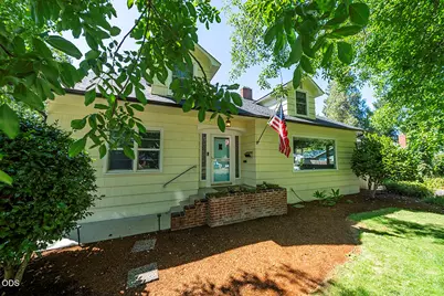 736 NW 3rd Street, Grants Pass, OR 97526 - Photo 3