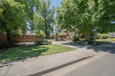 289 E Park Street, Grants Pass, OR 97527 - Photo 31