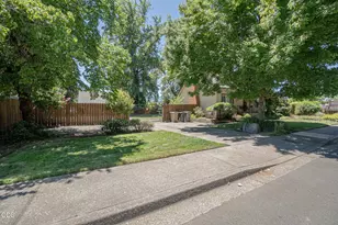 289 E Park St, Grants Pass, OR 97527 - Photo 31