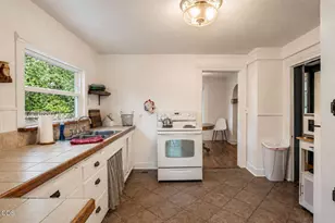 289 E Park St, Grants Pass, OR 97527 - Photo 13
