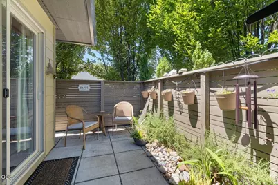 39 N Mountain Avenue, Ashland, OR 97520 - Photo 3