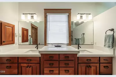 232 Island Pointe Drive, Medford, OR 97504 - Photo 13