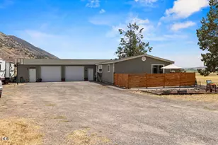 11453 Hill Rd, Klamath Falls, OR 97603 - Photo 3