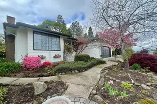 2446 Heritage Way, Medford, OR 97504 - Photo 3