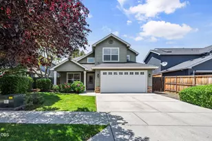657 Spring Valley Dr, Medford, OR 97501 - Photo 1