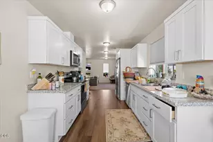 221 Dano Dr, Phoenix, OR 97535 - Photo 5