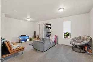 221 Dano Dr, Phoenix, OR 97535 - Photo 3