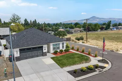 608 Nobility Drive, Medford, OR 97501 - Photo 3