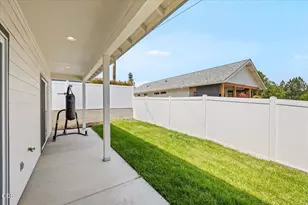 608 Nobility Dr, Medford, OR 97501 - Photo 19