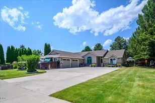 3715 SW Gene Sarazan Dr, Redmond, OR 97756 - Photo 1