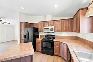 10 E South Stage Rd, Medford, OR 97501 - Photo 9