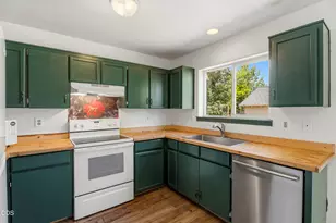 740 E Cascade Ave, Sisters, OR 97759 - Photo 13