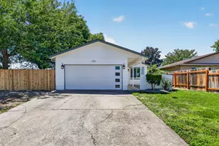 172 Sandlewood Dr, Medford, OR 97501 - Photo 1
