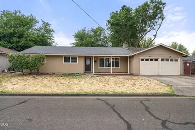 110 Victoria Way, Central Point, OR 97502 - Photo 1