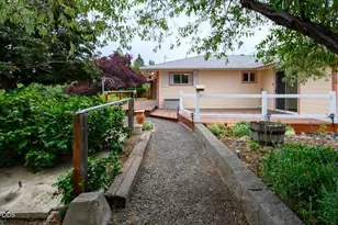 2586 SW 27th St, Redmond, OR 97756 - Photo 9
