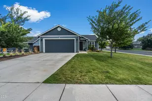 2620 NE 3rd St, Redmond, OR 97756 - Photo 3