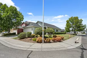 2783 Parkwood Village Ln, Central Point, OR 97502 - Photo 5