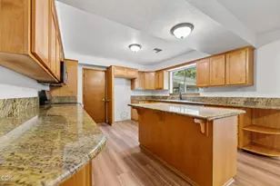 135 Rolling Hills Dr, Grants Pass, OR 97526 - Photo 17