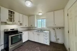 1035 SW I St, Grants Pass, OR 97526 - Photo 3