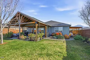 3229 Pecan Ct, Medford, OR 97504 - Photo 1