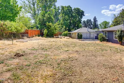 2137 E Jackson Street, Medford, OR 97504 - Photo 15