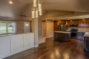 2196 Crestbrook Rd, Medford, OR 97504 - Photo 13