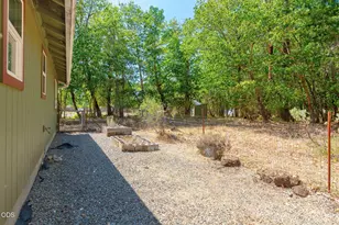 560 Schumacher St, Cave Junction, OR 97523 - Photo 23