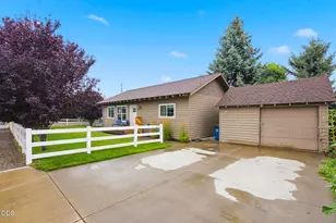 327 NW Elm Ave, Redmond, OR 97756 - Photo 35