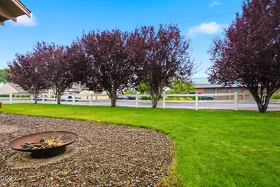 327 NW Elm Avenue, Redmond, OR 97756 - Photo 3