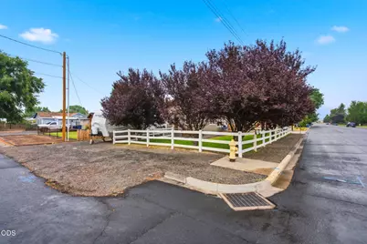 327 NW Elm Avenue, Redmond, OR 97756 - Photo 5