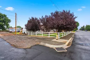 327 NW Elm Ave, Redmond, OR 97756 - Photo 5